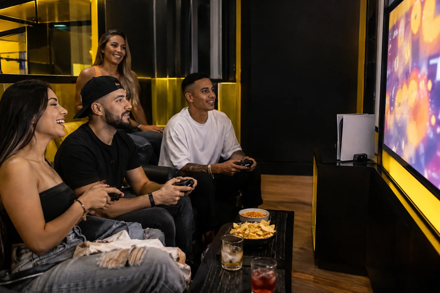 Amigos colombianos en una cabina de consola en Medellín